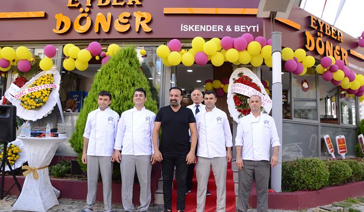 Ünlü sanatçı Berhan Ertoprak’ın kendi markası “Eyber Döner” açılışına yoğun ilgi