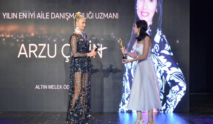 Arzu Çetin “Yılın En Başarılı Aile Danışmanlığı Uzmanı” ödülüne layık görüldü.