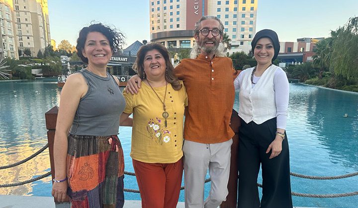 “777. Aşk Hattı” oyunu seyircisiyle buluşmak için gün sayıyor
