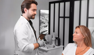 Pınar Altuğ Atacan’ın kaşlarına doğal dokunuş