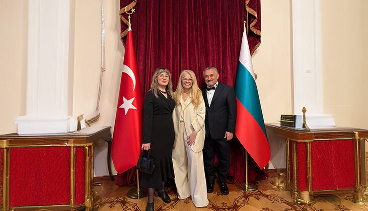 Sabit Akkaya’dan Sofya’da Zarif Bir Dokunuş: Özlem Süer Defilesine Backstage İmzası