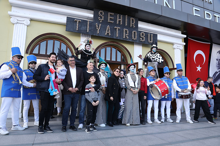 İBB Şehir Tiyatroları’nın sahneleri çocuklar için açıldı